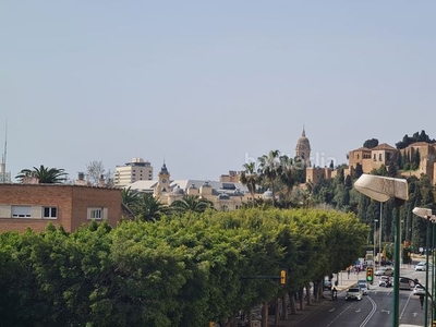 Piso con 4 habitaciones con ascensor y parking en Málaga