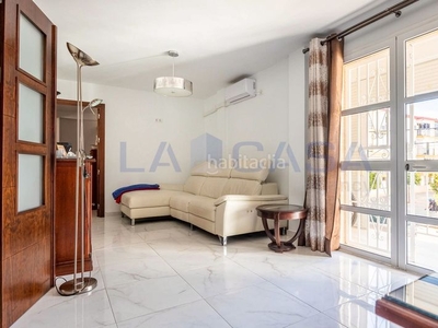 Piso de 120m2, en la barriada begoña, son dos pisos juntos, en primera planta sin ascensor, que consta de 3 dormitorios, 2 baños cocina amueblada, salón-comedor con terraza. totalmente reformado. en Sevilla