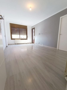 Piso en avinguda de Lloreda 46 piso con 3 habitaciones con ascensor, calefacción y aire acondicionado en Badalona