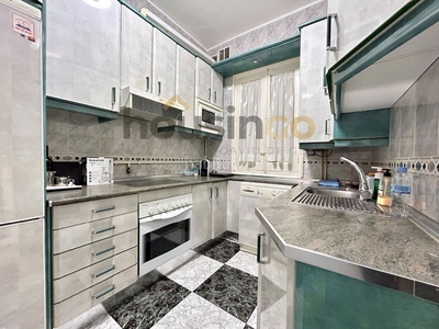 Piso en venta , con 84m2, 3 habitaciones y 1 baño, ascensor, amueblado y calefacción individual. en Madrid