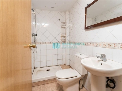 Piso en venta , con 96 m2, 3 habitaciones y 2 baños y ascensor. en Barcelona