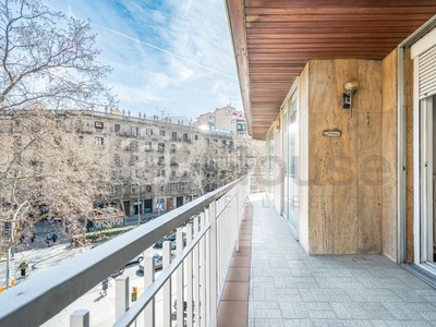 Piso muy soleado con tres piezas exteriores en Sant Antoni Barcelona