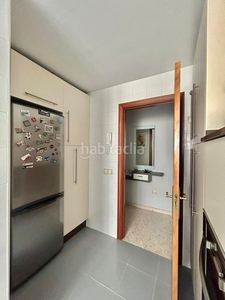 Piso se vende piso para entrar a vivir de 2 dormitorios, con ascensor, garaje, trastero, salón-comedor, cocina y baño. en Sevilla