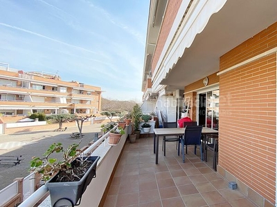 Piso vive en una tranquila zona residencial con más de 50 m2 de terrazas y piscina comunitaria en Cubelles
