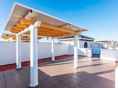 Alquiler de ático en El Playazo de 2 habitaciones con terraza y piscina