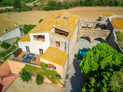 Casa rural de 564m² con 500m² de jardín en venta en Alt Empordà