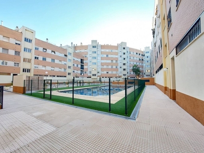 Venta de piso en plaza El Moreal de 3 habitaciones con terraza y piscina