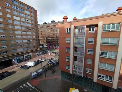 Venta de piso en Plaza España - Villa Pilar - Reyes Católicos - Vadillos de 4 habitaciones con calefacción y ascensor