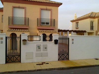 Alquiler Casa pareada en Calle La Tahona 30M Tarifa. Buen estado plaza de aparcamiento con terraza calefacción individual 120 m²