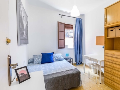 Acogedora habitación en apartamento de 5 dormitorios en Ciutat Vella, Valencia.