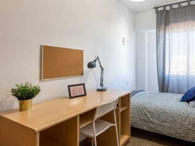 Acogedora habitación en apartamento de 5 dormitorios en Rascanya, Valencia