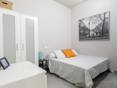 Acogedora habitación en un apartamento de 5 dormitorios en L'Eixample, Valencia