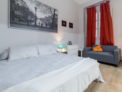 Acogedora habitación en un apartamento de 6 dormitorios en Extramurs, Valencia