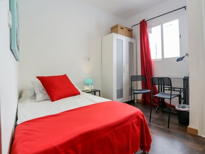 Acogedora habitación en un apartamento de 6 dormitorios, Quatre Carreres, Valencia