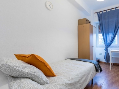 Acogedora habitación para alquilar en apartamento de 4 dormitorios en Camins al Grau