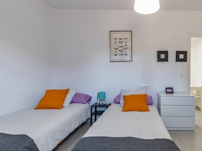 Amplia habitación en apartamento de 3 dormitorios en Poblats Marítims.