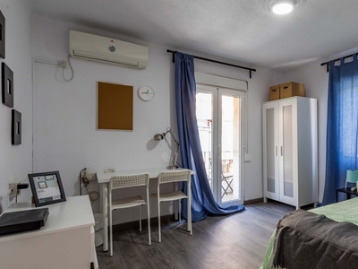 Amplia habitación en apartamento de 3 dormitorios en Rascanya, Valencia.