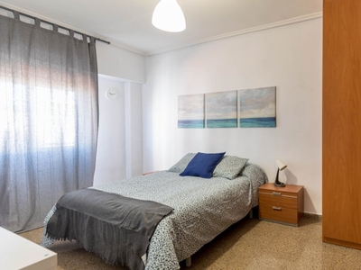 Amplia habitación en apartamento de 5 dormitorios en Rascanya, Valencia