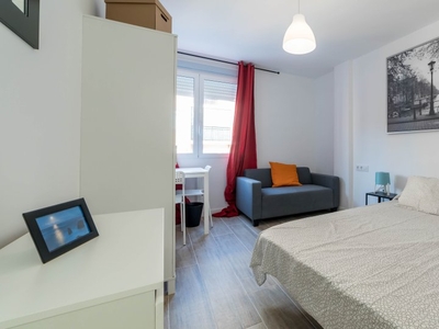 Amplia habitación en un apartamento de 4 dormitorios en Benimaclet, Valencia