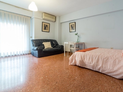 Amplia habitación en un apartamento de 5 dormitorios en Algirós, Valencia