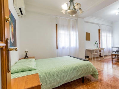 Amplia habitación en un apartamento de 5 dormitorios en Algirós, Valencia