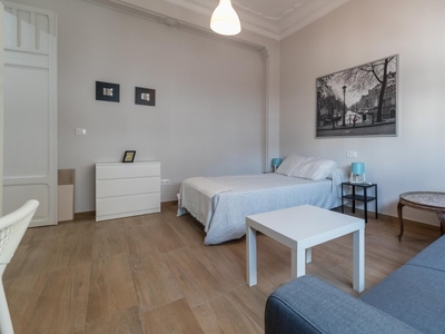 Amplia habitación en un apartamento de 6 dormitorios en Extramurs, Valencia
