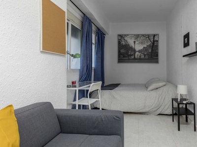 Bonita habitación en alquiler en apartamento de 5 dormitorios en Benimaclet