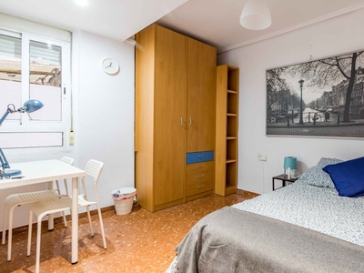 Cómoda habitación en alquiler en apartamento de 9 habitaciones en Mestalla