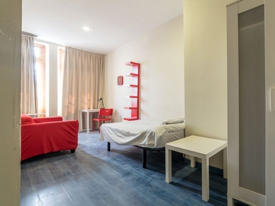 Cómoda habitación en un apartamento de 8 habitaciones en Ciutat Vella