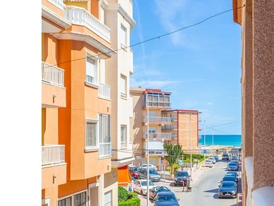 Coqueto Apartamento con vistas laterales al mar, a solo 50 metros de la playa.