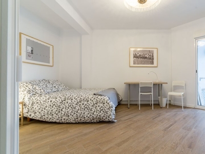 Elegante habitación en un apartamento de 5 dormitorios en L'Eixample