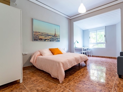 Gran habitación en un apartamento de 6 dormitorios en Extramurs, Valencia