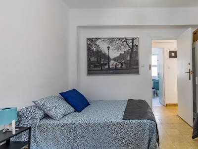 Habitación abierta en apartamento de 5 dormitorios en Ciutat Vella, Valencia.