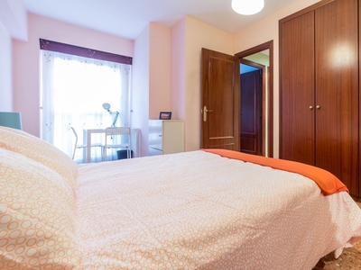 Habitación con baño en un apartamento de 5 dormitorios en Algirós, Valencia