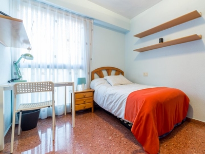 Habitación exterior en apartamento de 5 dormitorios en Algirós, Valencia