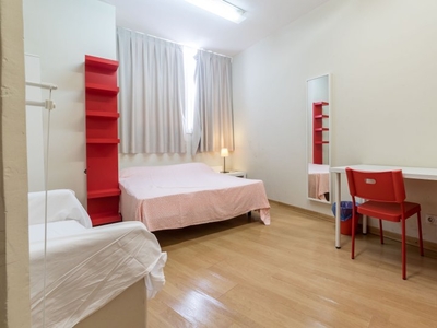 Habitación independiente en apartamento de 8 habitaciones en Ciutat Vella