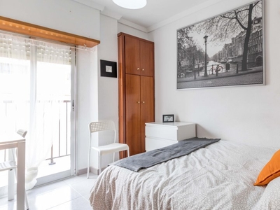 Habitación luminosa en alquiler, apartamento de 4 dormitorios, Quatre Carreres.