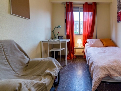 Habitación luminosa en apartamento de 5 dormitorios en Algirós, Valencia