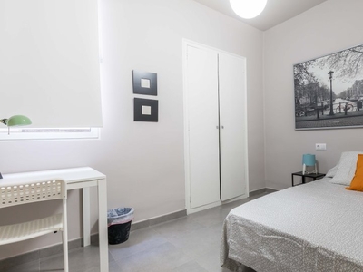 Habitación moderna en apartamento de 5 dormitorios en L'Eixample, Valencia