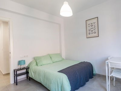 Habitación ordenada en apartamento de 3 dormitorios en Poblats Marítims