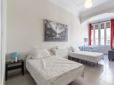 Habitación ordenada en un apartamento de 5 dormitorios en L'Eixample, Valencia