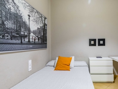 Habitación ordenada en un apartamento de 7 habitaciones en Ciutat Vella, Valencia.