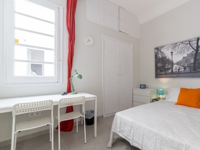 Habitación renovada en un apartamento de 5 dormitorios en L'Eixample Valencia