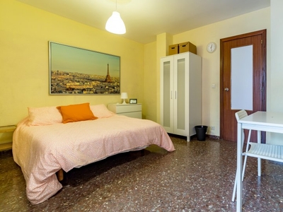 Habitación soleada en apartamento de 5 dormitorios en Algirós, Valencia