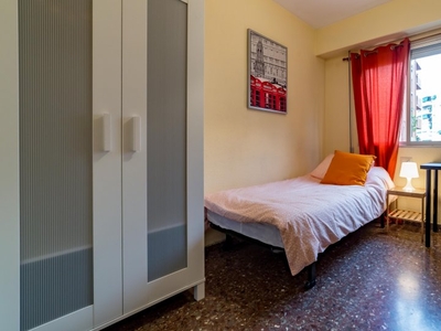 Habitación soleada en apartamento de 5 dormitorios en Algirós, Valencia
