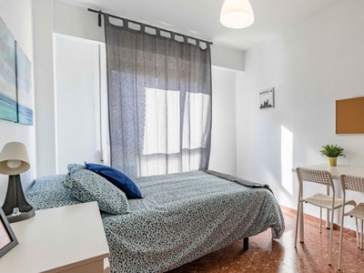 Habitación soleada en apartamento de 5 dormitorios en Campanar, Valencia