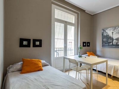 Habitación soleada en apartamento de 7 dormitorios en Ciutat Vella, Valencia
