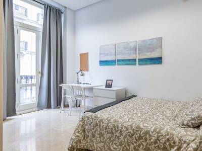 Habitación soleada en el apartamento de 7 dormitorios Ciutat Vella, Valencia
