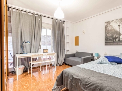 Se alquila habitación al aire libre en apartamento de 9 dormitorios en Mestalla