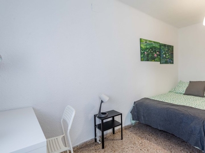 Se alquila habitación doble, apartamento de 5 dormitorios, Camins al Grau